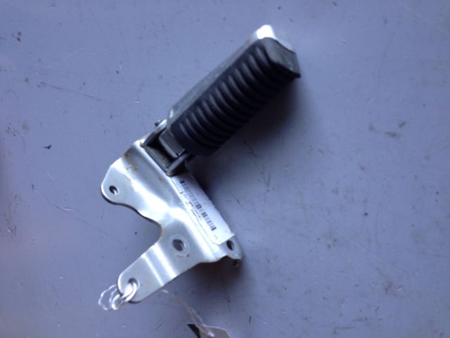 подножка пассажирская левая Yamaha T-Max 500 SJ02J 2003г., б/у