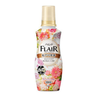 Кондиционер-смягчитель для белья KAO Flair Fragrance Charming Bouquet, с нежным ароматом цветочного букета, бутылка с колпачком-дозатором, 520мл