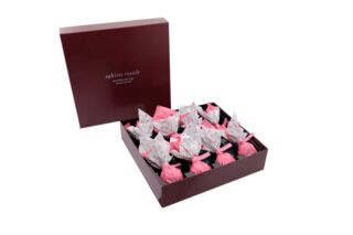 Инжир с трюфельным кремом на основе белого шоколада с ликером Марк де Кава в рубиновом шоколаде №8 (Rabitos royale ruby 142 g)