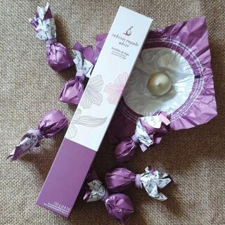 Инжир с трюфельным кремом и клубникой в белом шоколаде №6 (Rabitos royale white 102 g)