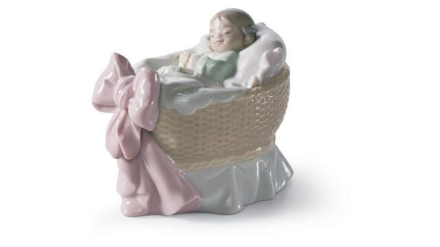 Фигурка Lladro Сокровище, девочка 7х9 см, фарфор