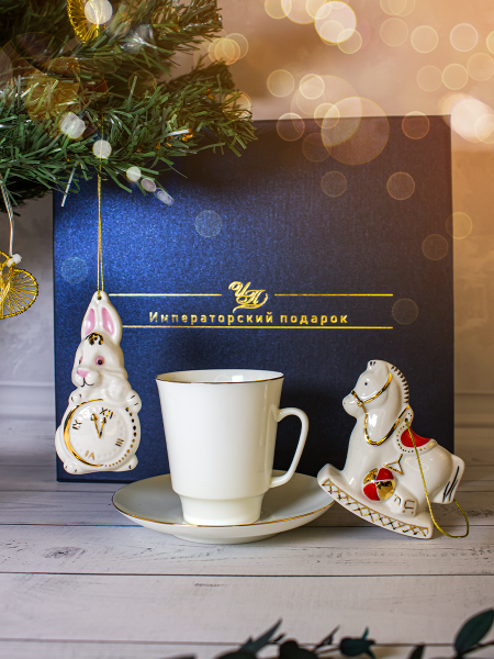Новогодний подарок Чашка кофейная с блюдцем форма Майская Золотой кантик + Кролик с часами + Лошадка, в подарочной упаковке, Императорский фарфоровый завод