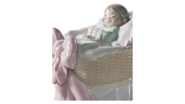 Фигурка Lladro Сокровище, девочка 7х9 см, фарфор