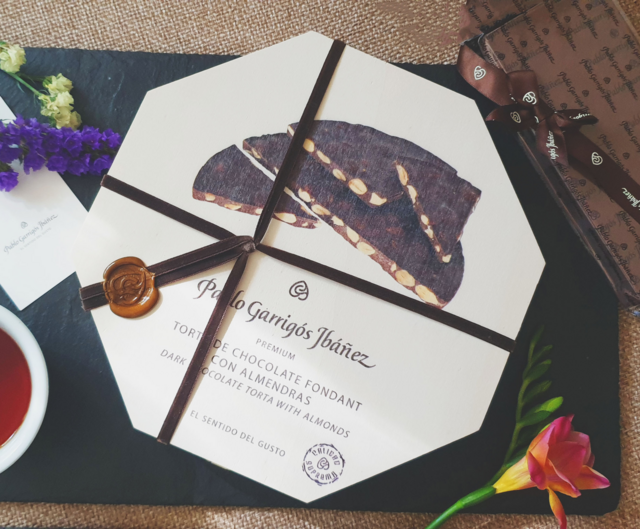 Туррон круглый Pablo Garrigos Ibanez из темного шоколада с миндалем в деревянной коробке 200 г (Torta de Chocolate Fond ant Almendras Premium)