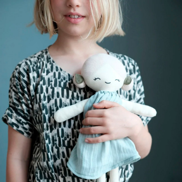 Текстильная кукла Fabelab "Apple", в туманно-голубом платье, 40 см