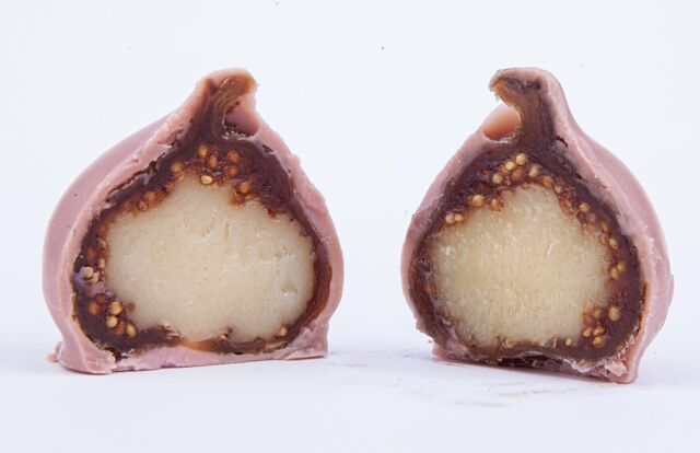 Инжир с трюфельным кремом на основе белого шоколада с ликером Кава в рубиновом шоколаде №3 (Rabitos royale ruby 47 g)