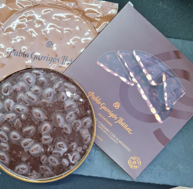 Туррон из темного шоколада круглый Pablo Garrigos Ibanez, 200 г (Dark chocolate Torta delicatessen)
