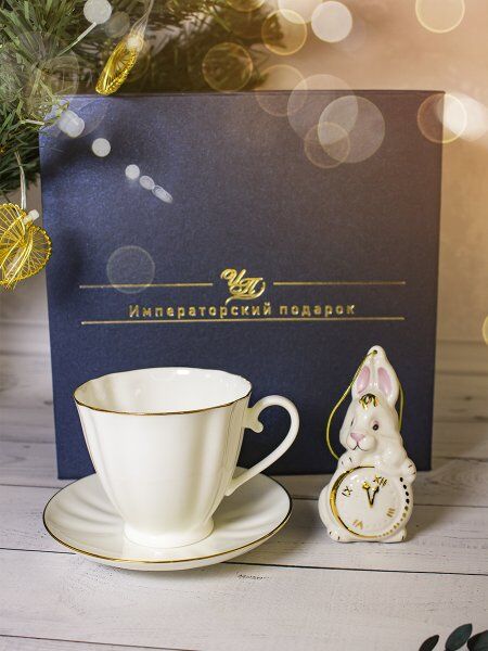 Новогодний подарок Чашка с блюдцем Гвоздика Золотой кантик + Кролик с часами, в подарочной упаковке, Императорский фарфоровый завод