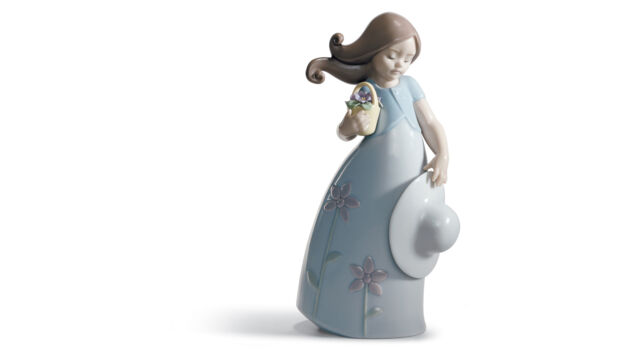 Фигурка Lladro Маленькая Виолетта 9х17 см, фарфор