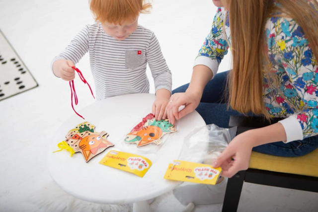Шнуровка Коржик, развивающая игрушка для детей, арт. ШН46