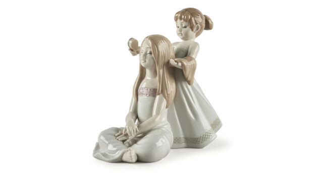 Фигурка Lladro Расчесывая волосы 14х21 см, фарфор