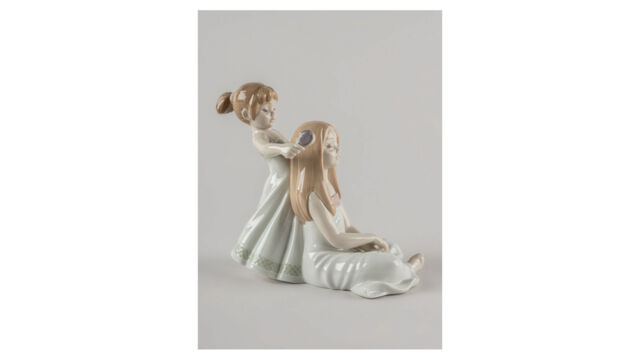 Фигурка Lladro Расчесывая волосы 14х21 см, фарфор