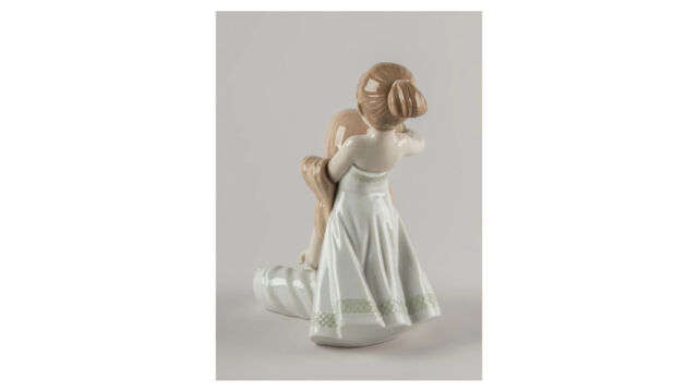 Фигурка Lladro Расчесывая волосы 14х21 см, фарфор