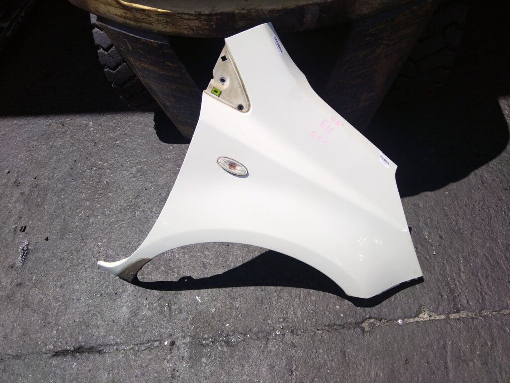 Крыло переднее на Nissan Note E11, Правое расположение