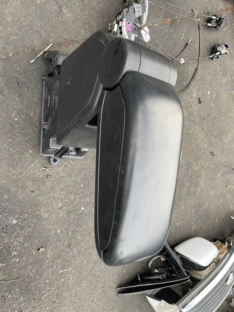 Подлокотник на Nissan Tiida C11, Переднее расположение