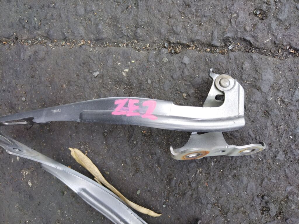 Крепление капота на Honda Insight ZE2