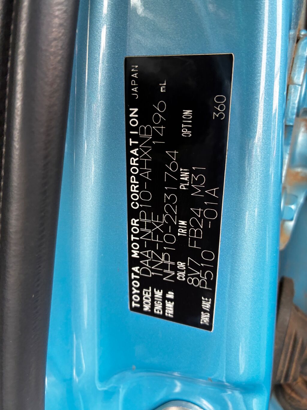 Крепление капота на Toyota Aqua NHP10