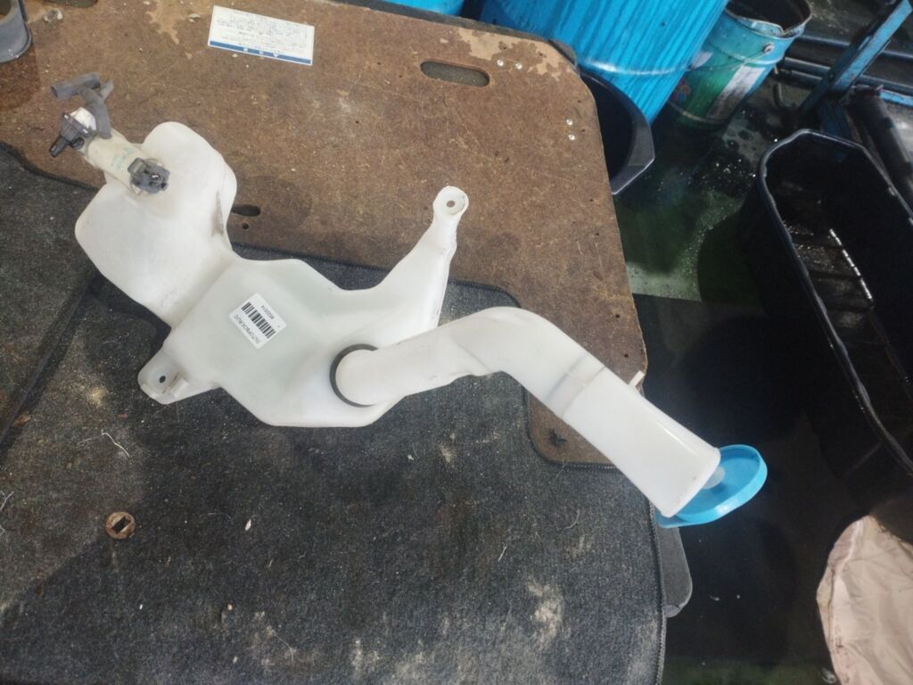 Бачок омывателя на Honda Freed GB3