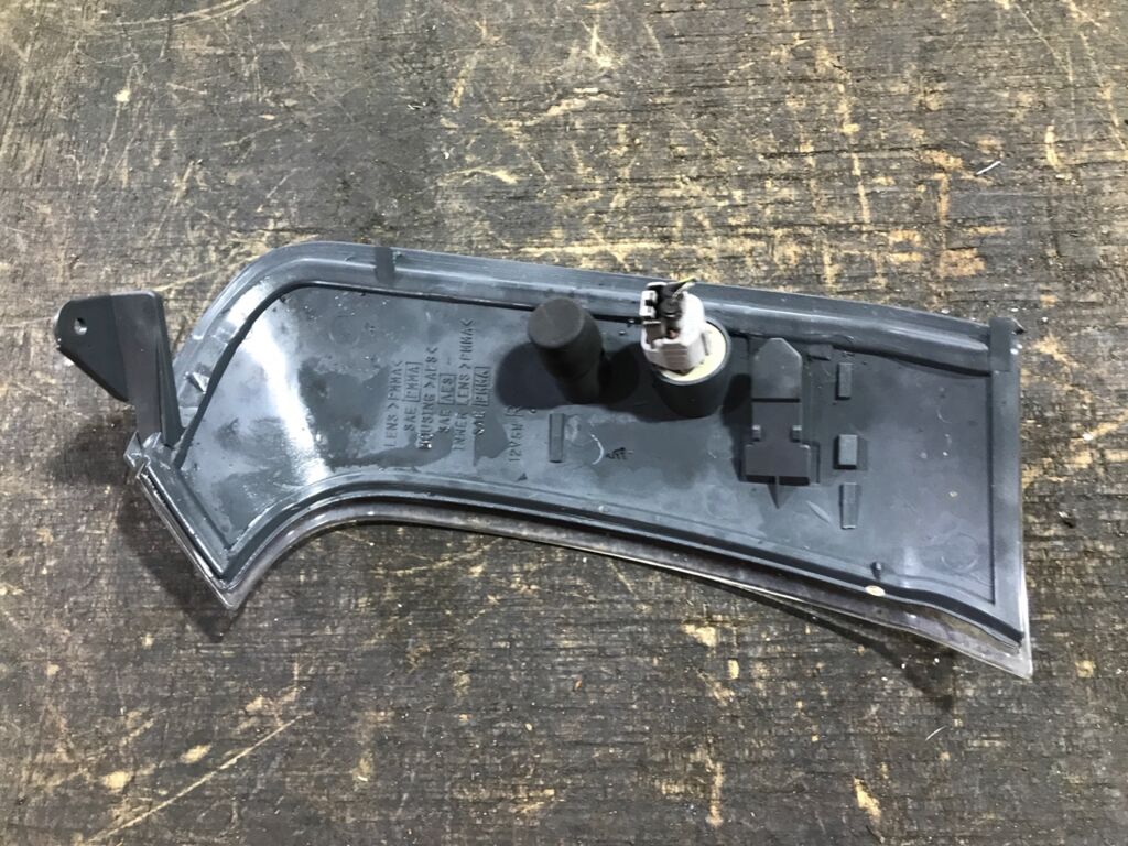 Поворотник к фаре 26-105 26-105 на Toyota Hiace Regius RCH41W Фото 2