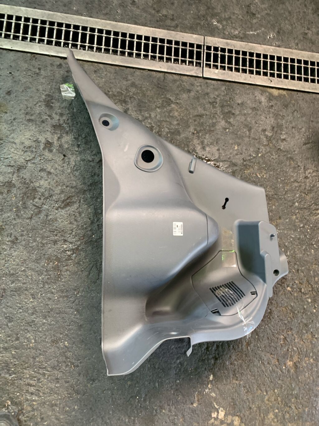 Обшивка багажника на Toyota Vitz SCP10 64714-52010, Заднее Правое расположение