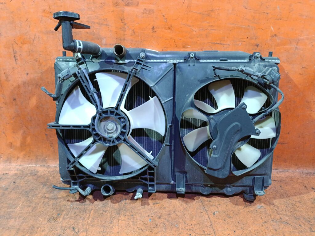 Радиатор ДВС на Honda Civic FD1 R18A