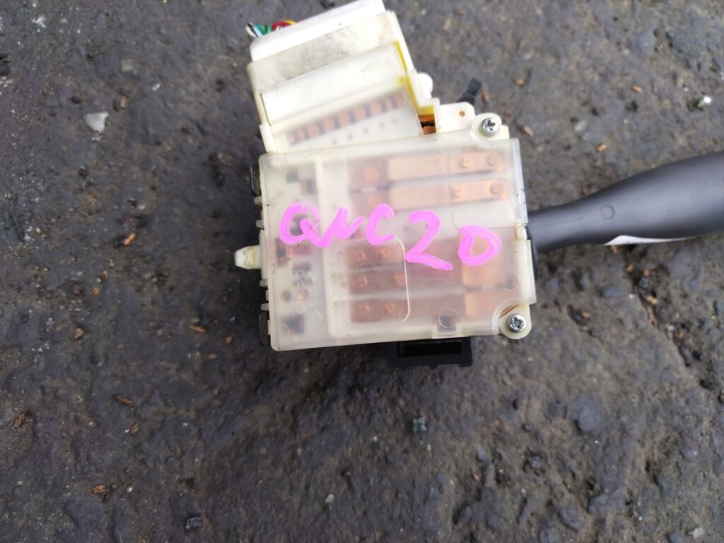 Переключатель поворотов на Toyota Bb QNC20