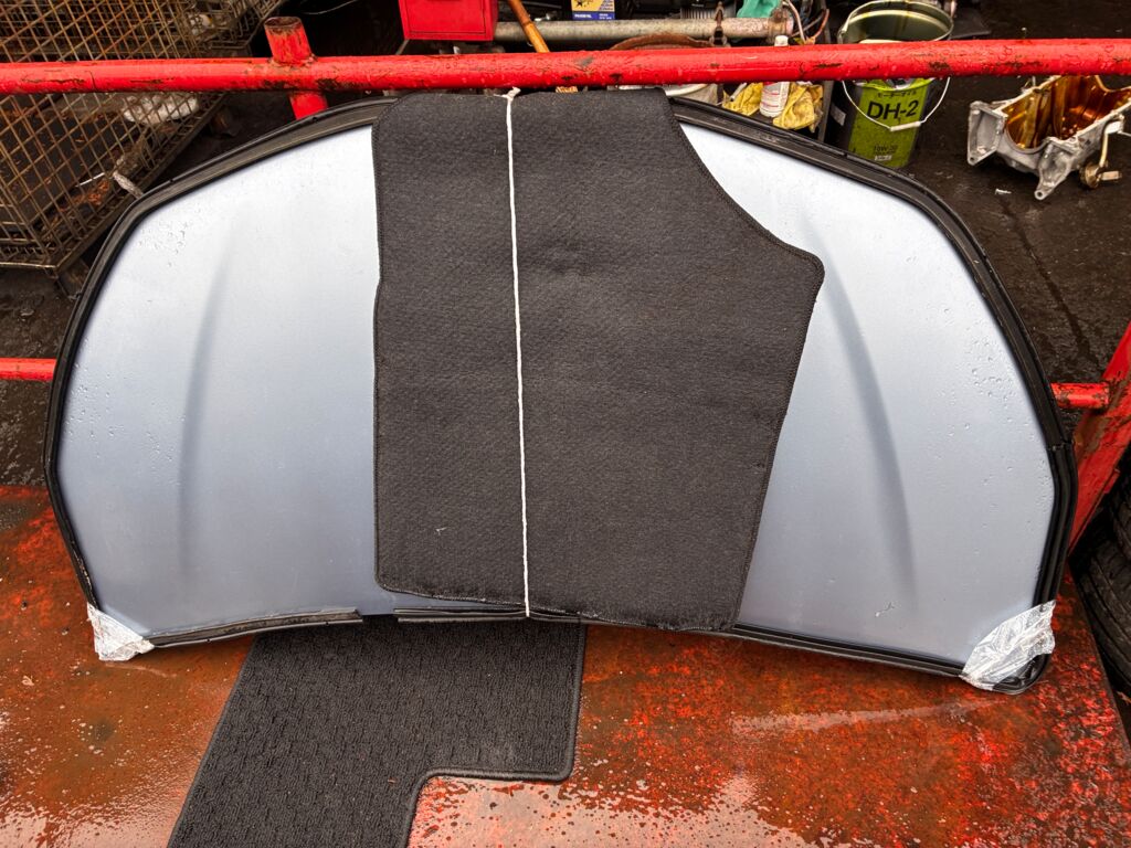 Капот на Toyota Vitz NSP130