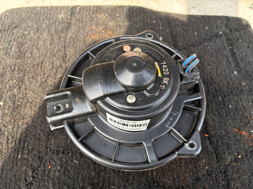 Мотор печки на Toyota Probox NCP51V