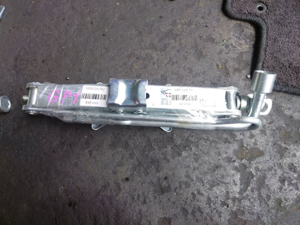 Домкрат на Honda Fit Hybrid GP1