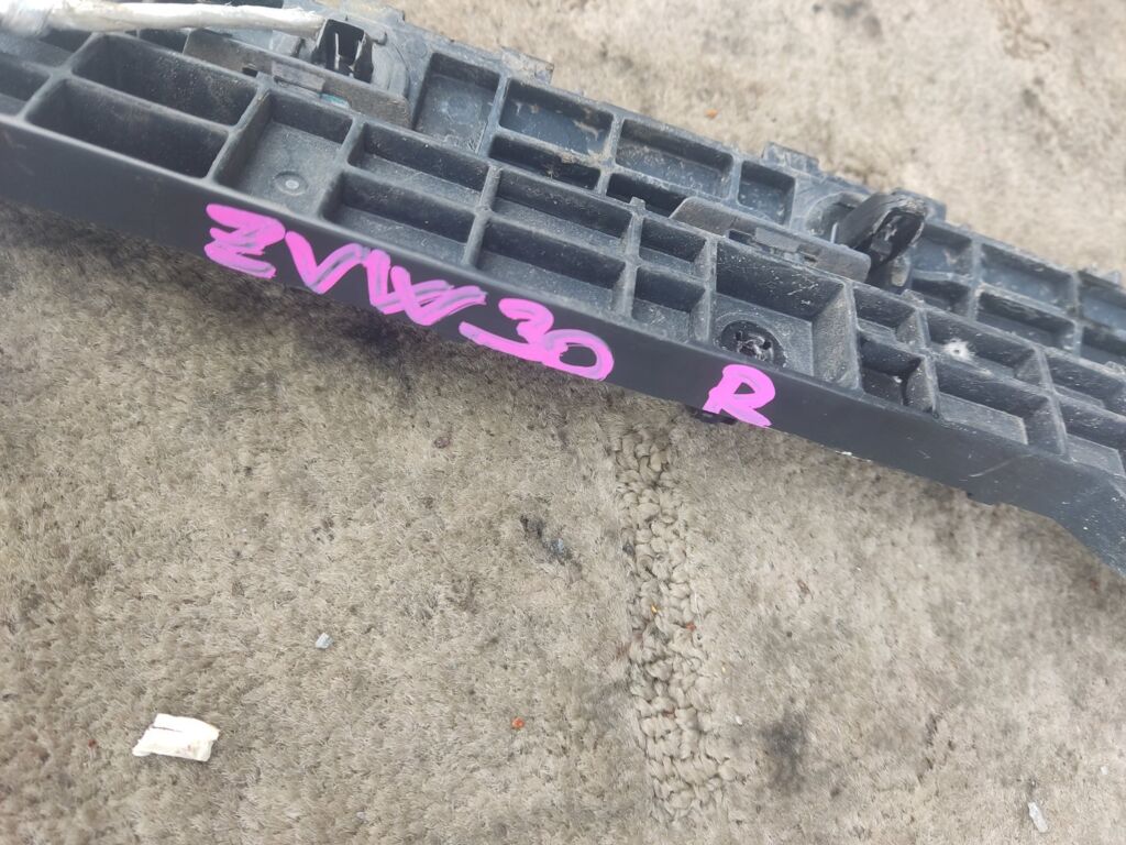 Крепление бампера на Toyota Prius ZVW30 52575-47020  52576-47020, Заднее расположение