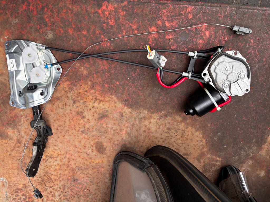 Доводчик двери на Mitsubishi Delica D5 CV5W, Заднее Левое расположение