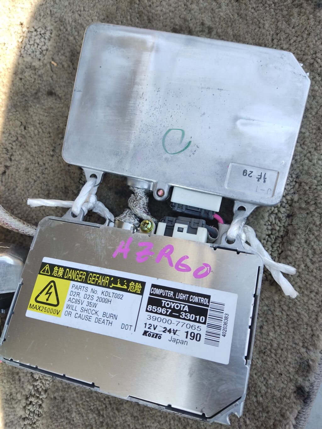 Блок розжига ксенона на Toyota Noah AZR60G 85967-33010