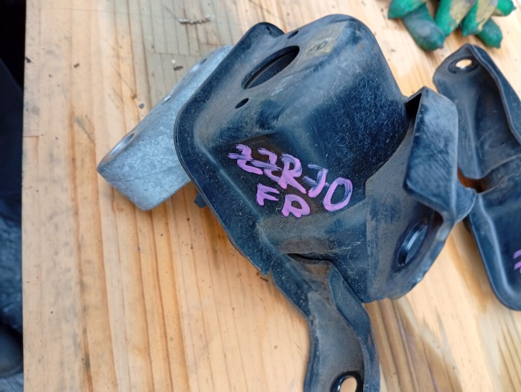 Подушка двигателя на Toyota Noah ZRR70G 3ZR-FAE 12305-37050, Переднее Правое расположение