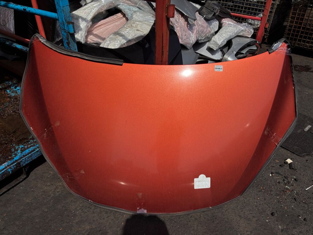 Капот на Mazda Demio DE3FS 05031967  12302101  160108  2741660  3421280A1  453303  453303J  5605000  6803003421280P  8120189  931800  99C30  D6Y1-52-31X  FP 4420 280  GD99C30  L04472  MV D6Y15231X  MVD6Y15231X  MZ0201A  MZ20052A  MZ20052AJ  MZ20052AQ  MZ20052AV  MZ3093100  MZ3093130  MZ51101500000  MZX0207330  PMZ20052A  STMZ520150  YRJ10M208001