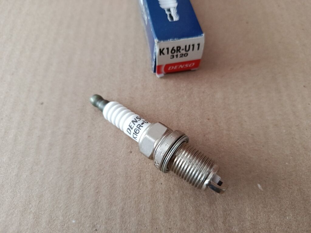 Свеча зажигания 9008091161, 90919-01164, K16R-U11 на Toyota Corolla ZZE122 1ZZ-FE Фото 2