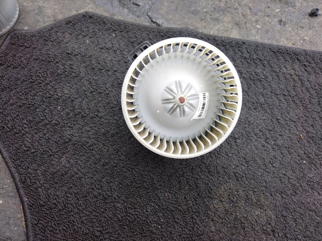 Мотор печки на Toyota Wish ZNE10G 87103-20120  87103-20150