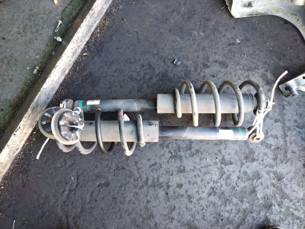 Амортизатор на Nissan Serena CC25, Заднее расположение