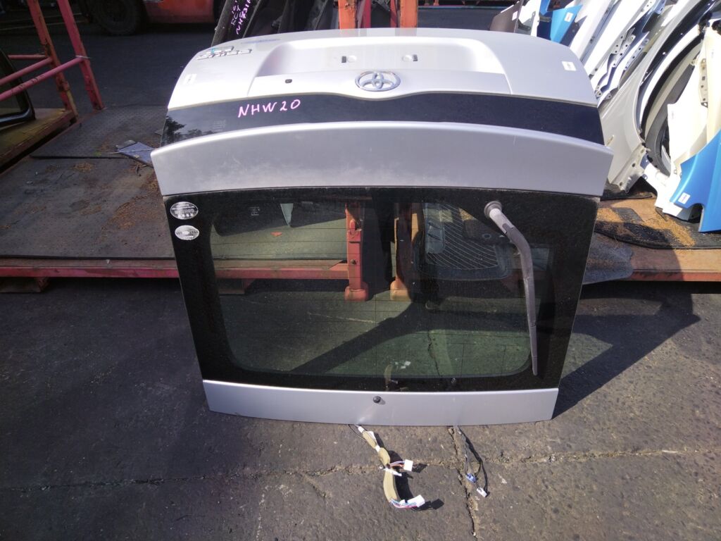 Дверь задняя на Toyota Prius NHW20