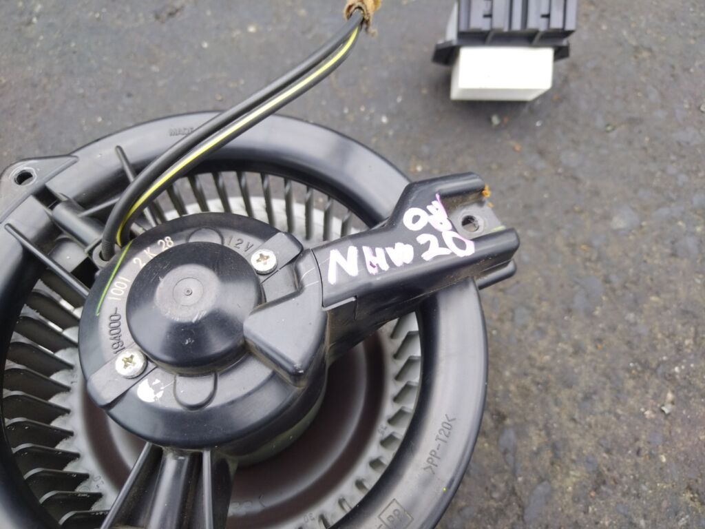 Мотор печки на Toyota Prius NHW20