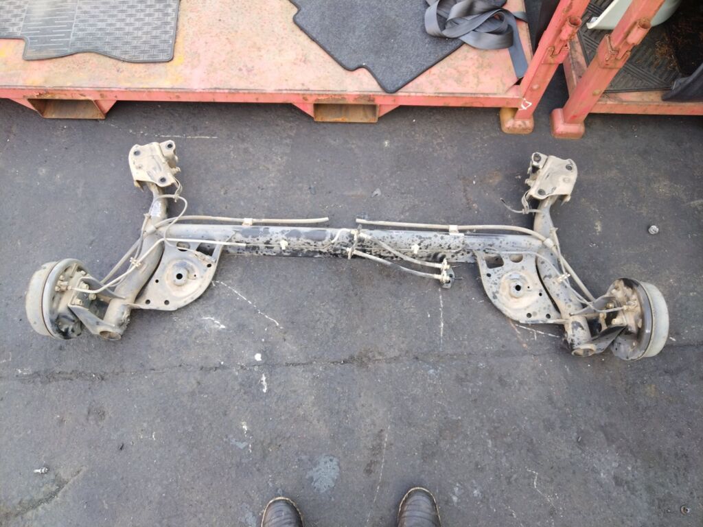 Балка подвески на Nissan Note E11 HR15DE, Заднее расположение