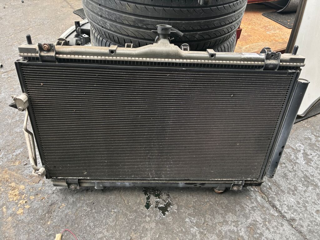 Радиатор ДВС на Mitsubishi Grandis NA4W 4G69