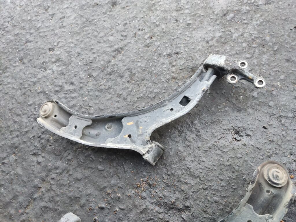 Рычаг на Nissan Ad Van VY11 QG13DE 54501-4M400  54501-4M401  54501-4M410  54501-4M411  54501-4M500  54501-4M501  54501-WD000  54501-WD001  SH-49068  UQ-075-2579  UQ-075FL-QG10, Переднее Левое расположение