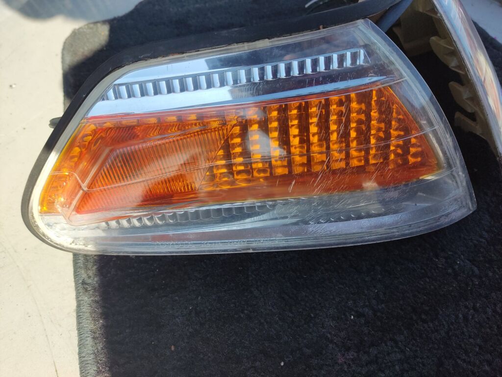 Поворотник к фаре на Toyota Mark II GX100 22-252