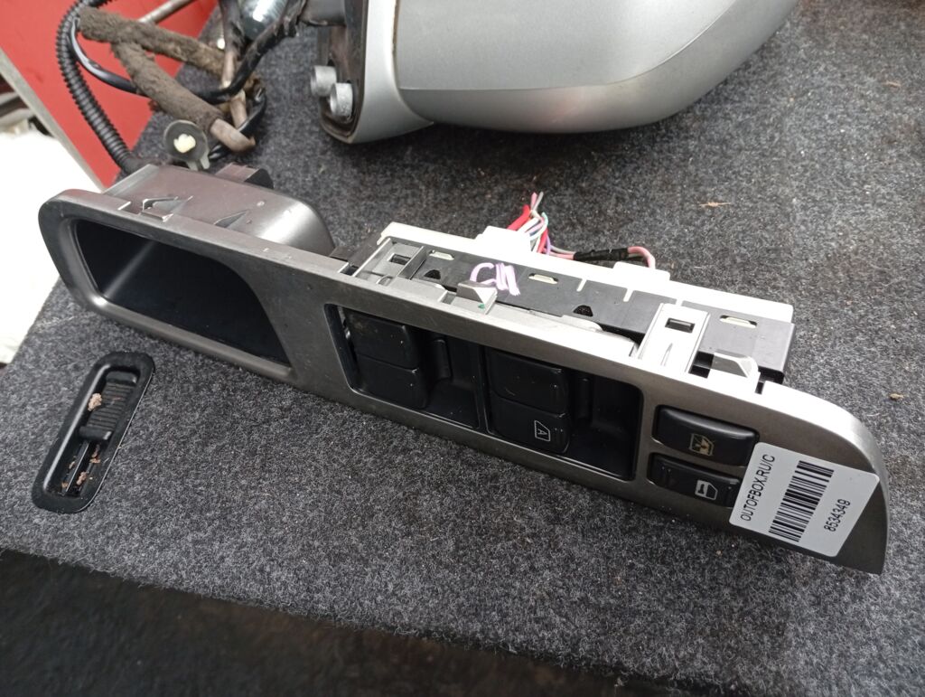 Блок упр-я стеклоподъемниками на Nissan Tiida C11 25401-1JY3B, Переднее Правое расположение