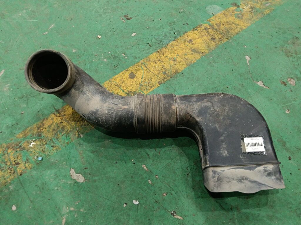 Воздухозаборник на Hyundai Tucson JM G4GC 28210-2E100  28210-2E000