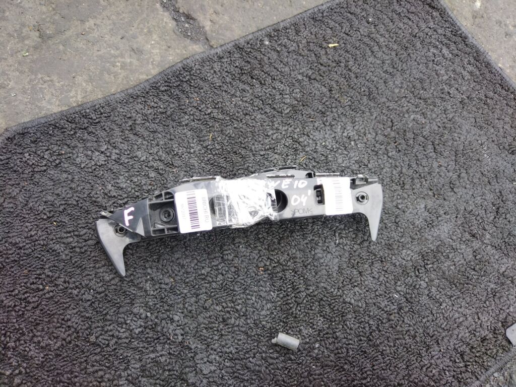 Крепление бампера на Toyota Wish ZNE10G 52116-68010  52115-68010, Переднее расположение