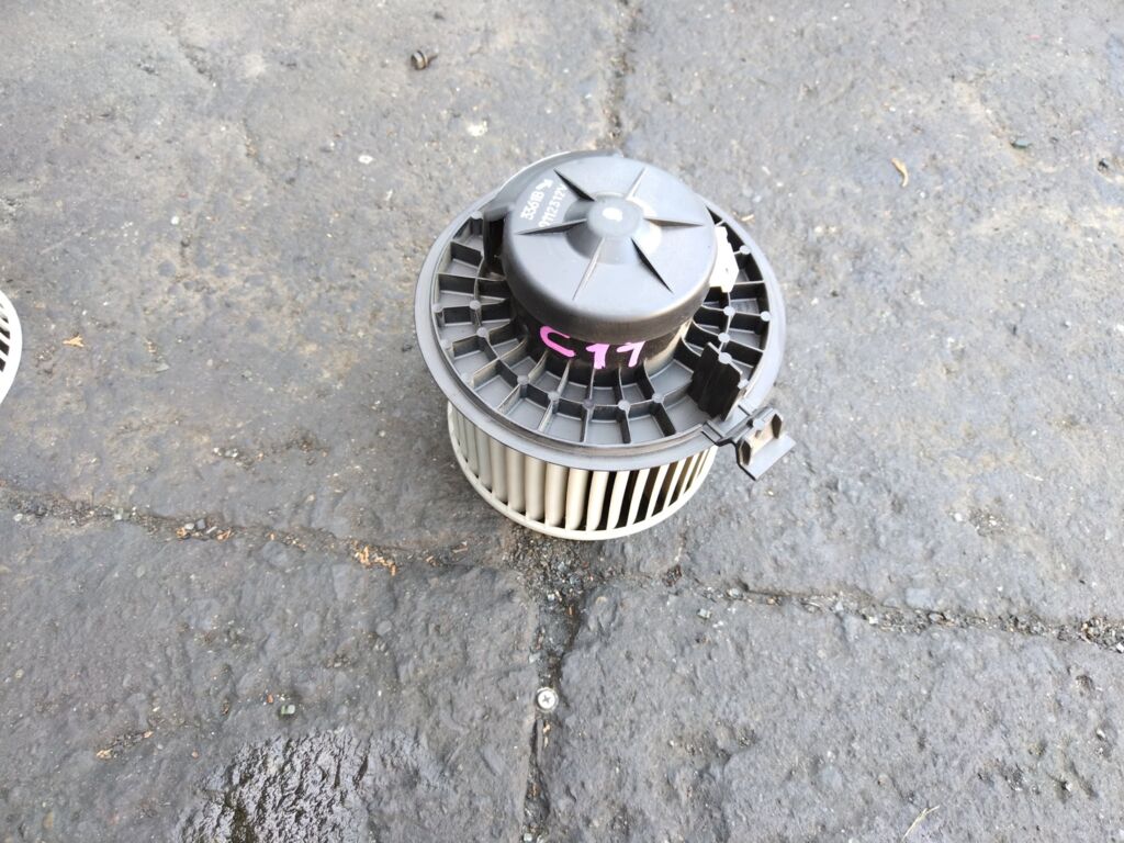 Мотор печки на Nissan Tiida C11