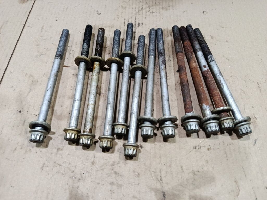 Болт крепежный гбц на Subaru Legacy Wagon BH5 EJ206 Фото 2
