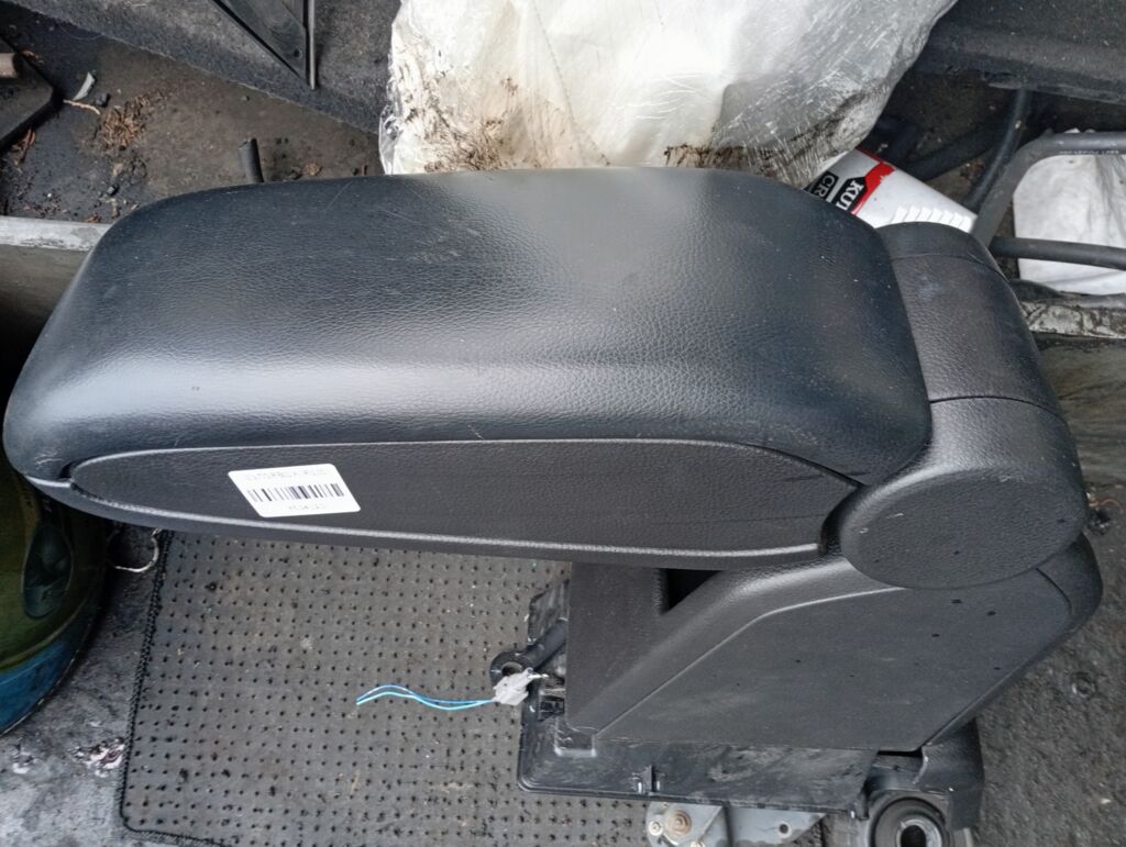 Подлокотник на Nissan Tiida C11, Переднее расположение