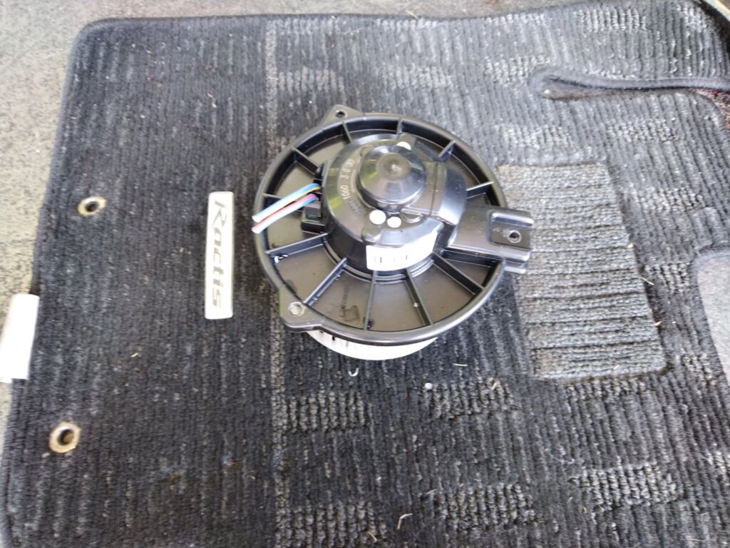 Мотор печки на Toyota Funcargo NCP21